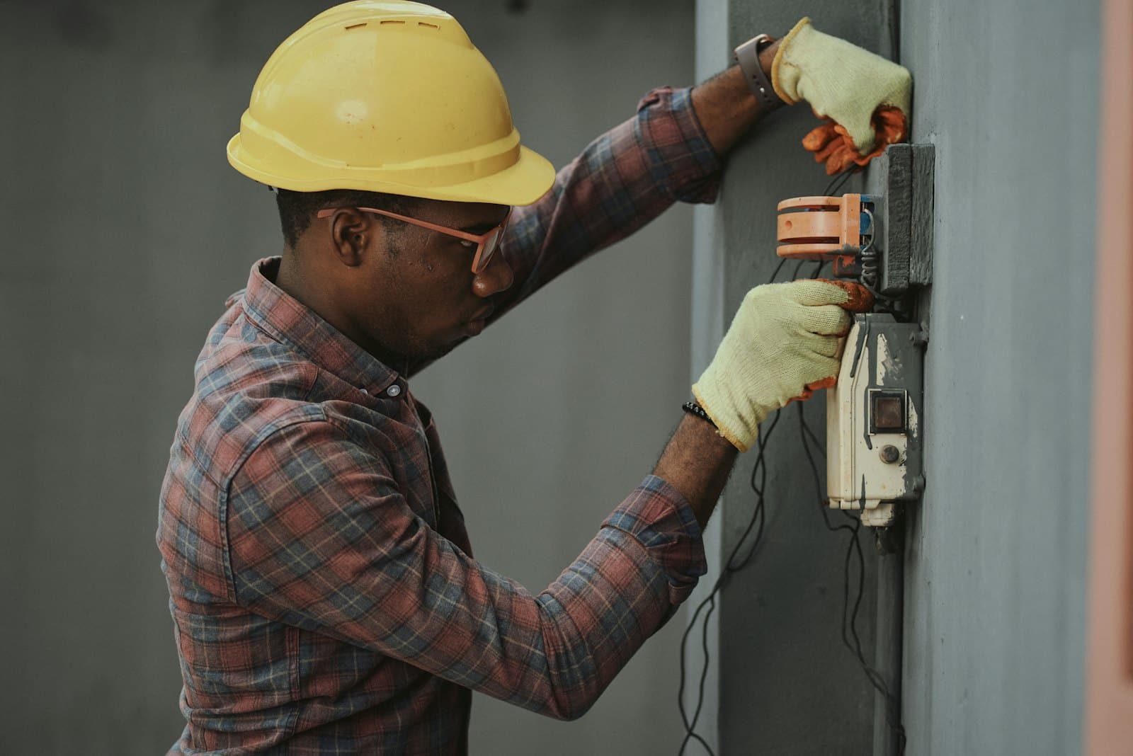 Elektriker bei der Arbeit an einer Anlage