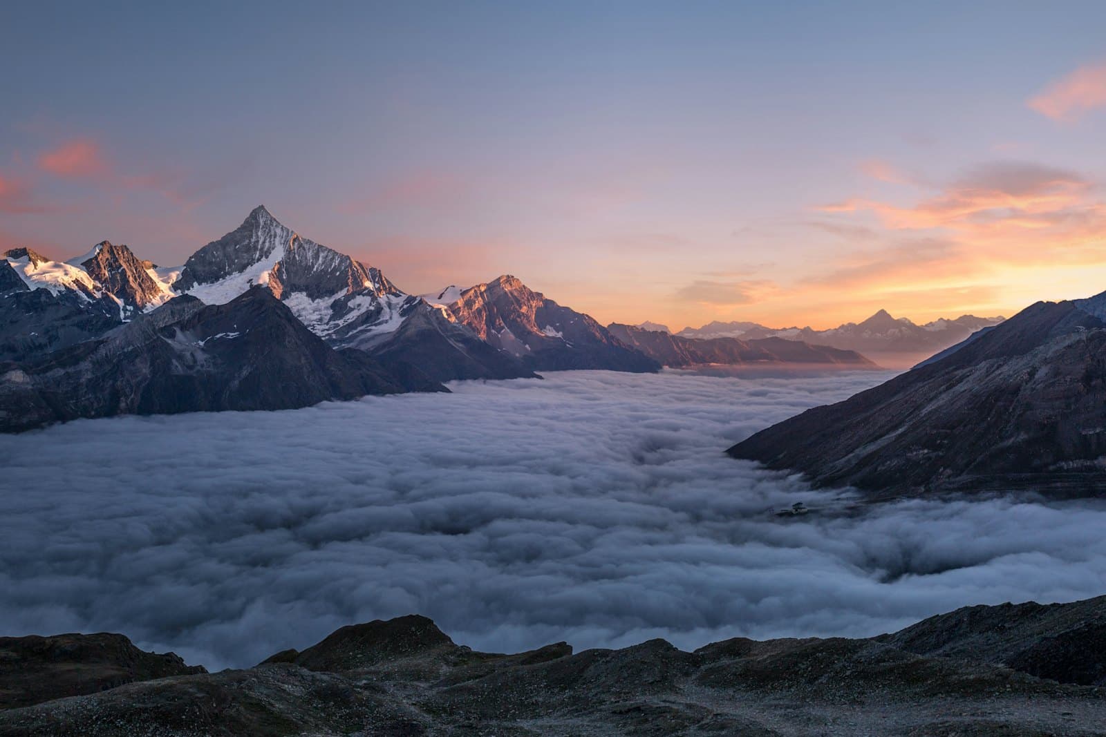 Tiroler Bergkette über dem Wolkenmeer im Abendlicht